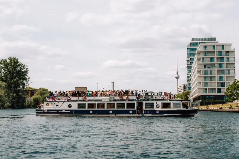 MS Lex auf der Spree mit Fernsehturm im Hintergrund