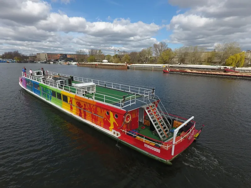 MS Lexator von oben auf der Spree in Berlin